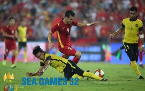 Nguyễn Tiến Linh (số 9) ghi bàn giúp Việt Nam đánh bại Malaysia ở bán kết SEA Games 31. Ảnh: Đức Đồng