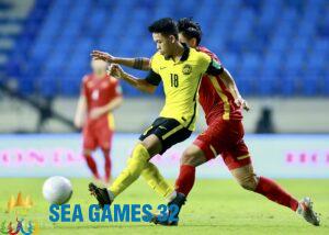 Arif Aiman (số 18) thi đấu trận đội tuyển Malaysia thua 1-2 Việt Nam ở vòng loại hai World Cup 2022. Ảnh: Hiếu Lương