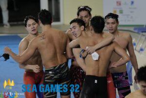 Đội bơi tiếp sức 4x200m nam Việt Nam mừng sau khi giành HC vàng SEA Games 31 tại Hà Nội. Ảnh: Ngọc Thành