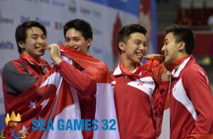 Đội bơi nam Singapore không còn nhà vô địch Olympic Joseph Schooling (thứ hai từ trái sang) ở SEA Games 32. Ảnh: SportSG
