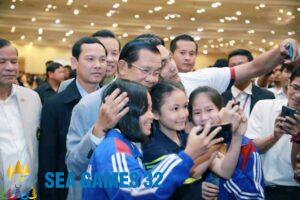 Thủ tướng Hun Sen (đeo kính, trái) chụp hình lưu niệm với một số thành viên Đoàn thể thao Campuchia. Ảnh: Phnom Penh Post