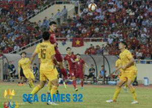 Nhâm Mạnh Dũng đánh đầu ghi bàn duy nhất giúp Việt Nam thắng Thái Lan 1-0 trong trận chung kết bóng đá nam SEA Games 31 trên sân Mỹ Đình năm 2022. Ảnh: Ngọc Thành