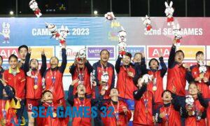 Tuyển nữ Việt Nam ăn mừng HC vàng SEA Games 32 tại sân Olympic tối 15/5. Ảnh:Lâm Thoả
