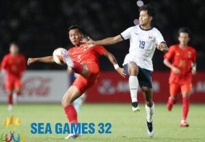 Cầu thủ Campuchia (số 19) tranh chấp trong trận thua Myanmar 0-2 ở lượt ba bảng A ngày 7/5. Ảnh: Đức Đồng