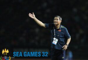 HLV Mai Đức Chung chỉ đạo cầu thủ Việt Nam trong trận bán kết với Campuchia ở SEA Games 32, tối 12/5. Ảnh: Đức Đồng