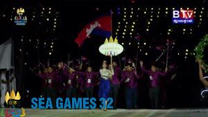 Á hậu cầm bảng tên Campuchia tại khai mạc SEA Games 32