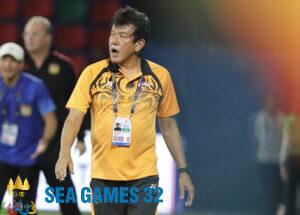 HLV Elavarasan chỉ đạo trong trận Malaysia thắng Lào 5-1 trên sân Prince ở Phnom Penh ngày 3/5. Ảnh: Lâm Thoả