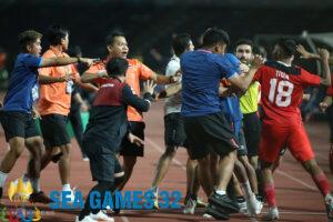 Cầu thủ, ban huấn luyện Thái Lan và Indonesia đánh nhau trong trận chung kết trên sân Olympic ngày 16/5.Ảnh: Lâm Thoả