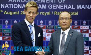 Chủ tịch FFC Sao Sokha (phải) và HLV Keisuke Honda trong lễ ký hợp đồng năm 2018. Ảnh: FFC
