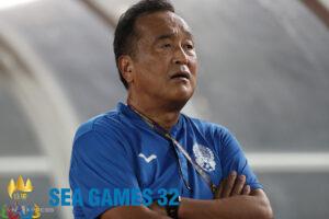 HLV Ryu Hirose chết lặng khi chứng kiến Campuchia thua Myanmar 0-2 trên sân nhà Olympic ngày 7/5. Ảnh: Lâm Thoả