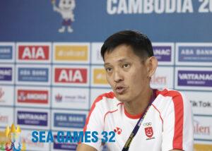 HLV Philippe Aw họp báo sau trận Singapore thua Việt Nam 1-3 trên sân Prince ở Phnom Penh ngày 3/5. Ảnh: Lâm Thoả