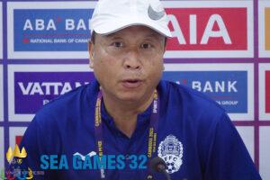 HLV Gao Fulin trong buổi họp báo sau trận thua tuyển nữ Việt Nam ở bán kết SEA Games 32 tại SVĐ Olympic tối 12/5. Ảnh: Lâm Thoả