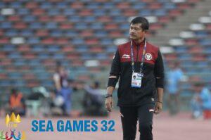 Ông Sjafri trong  trận Việt Nam - Indonesia ở bán kết bóng đá nam SEA Games 32 trên sân Olympic, Phnom Penh chiều 13/5. Ảnh: Lâm Thỏa