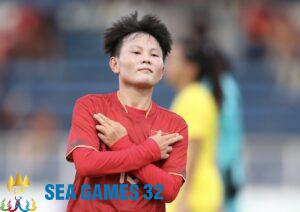 Bích Thuỳ ăn mừng pha lập công trong trận tuyển nữ Việt Nam thắng 3-0 Malaysia ở SEA Games 32. Ảnh: Đức Đồng