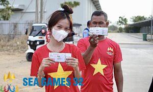 CĐV Việt Nam với tấm vé xem lượt trận khai màn bảng B SEA Games 32. Ảnh: Lâm Thoả
