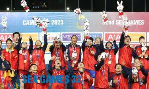 Tuyển nữ Việt Nam ăn mừng HC vàng SEA Games 32 tại sân Olympic tối 15/5. Ảnh: Lâm Thoả