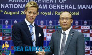 Chủ tịch FFC Sao Sokha (phải) và HLV U22 Campuchia Keisuke Honda trong lễ ký hợp đồng năm 2018. Ảnh: FFC