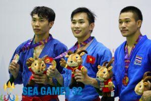 Võ sĩ Hoàng Hải (giữa) giành HC vàng kurash dưới 60kg nam tại SEA Games 31. Ảnh: Phạm Chiểu