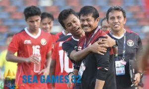 HLV Indra Sjafri (giữa) hạnh phúc khi U22 Indonesia ghi năm bàn vào lưới U22 Myanmar. Ảnh: Hiếu Lương