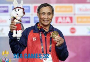 HLV Mai Đức Chung cùng tấm HC vàng SEA Games thứ sáu trong sự nghiệp. Ảnh: Đức Đồng