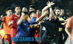 Thành viên ban huấn luyện Indonesia (áo đen) bị đánh khi chạy sang khu kỹ thuật Thái Lan ăn mừng bàn nâng tỷ số lên 3-2 của Irfan Jauhari. Ảnh: Hiếu Lương