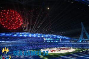 Pháo hoa rực sáng trên sân khi Thủ tướng Hun Sen tuyên bố khai mạc SEA Games 32. Ảnh:Lâm Thoả