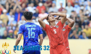 Indonesia (áo đỏ) trong trận thua Thái Lan ở hiệp phụ bán kết SEA Games 31 ngày 19/5/2022 trên sân Thiên Trường, Nam Định. Ảnh: Lâm Thỏa