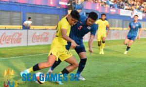 Malaysia (áo vàng) trong trận thua Thái Lan 0-2 trên sân Visakha ở Phnom Penh, Campuchia, tại lượt ba bảng B bóng đá nam SEA Games 32 chiều 6/5/2023. Ảnh: FAM