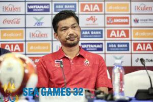 HLV Sritaro đòi hỏi cao đối với các cầu thủ Thái Lan ngay từ trận mở màn thắng Singapore 3-1 hôm 30/4. Ảnh: Lâm Thỏa