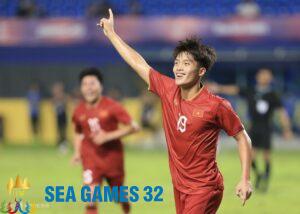 Nguyễn Quốc Việt ăn mừng bàn thắng ấn định chiến thắng 2-0 trước U22 Lào ở SEA Games 32. Ảnh: Lâm Thoả