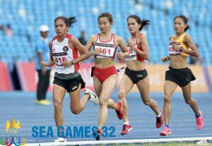 Odekta Elvina (số 416) dẫn đầu trong phần lớn thời gian thi chạy 10.000m nữ SEA Games 32. Ảnh: Hiếu Lương