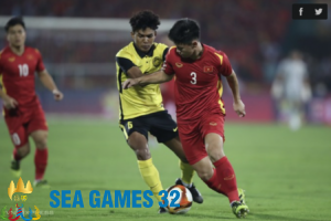 Hậu vệ Vũ Tiến Long (phải) trong trận gặp Malaysia tại bán kết SEA Games 31 trên sân Việt Trì, Phú Thọ ngày 19/5/2022. Ảnh: Đức Đồng
