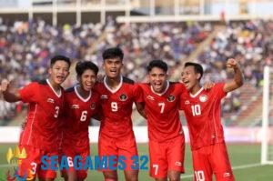 Các cầu thủ U22 Indonesia mừng bàn trong trận thắng Myanmar 5-0 hôm 4/5. Ảnh: Jawa Pos
