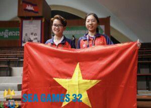 Tôn Nữ Hồng Ân (trái) và Phạm Thanh Phương Thảo (phải) giành HC vàng cờ Ouk Chaktrang đồng đội nữ ở SEA Games 32. Ảnh: Lâm Thoả