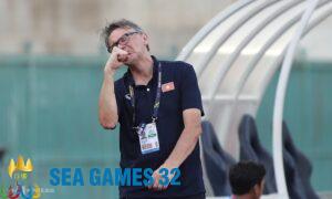 Biểu cảm của HLV Troussier trong trận Việt Nam thua Indonesia tại bán kết SEA Games 32 trên sân Olympic ở Phnom Penh, Campuchia chiều 13/5/2023. Ảnh: Lâm Thỏa