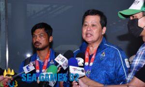 Trưởng đoàn U22 Thái Lan Yutthana Yimkarun (giữa) từ chức sau sự cố ở chung kết SEA Games 32. Ảnh: FAT