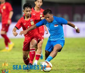 U22 Singapore (áo xanh) hoà U22 Lào (áo đỏ) 0-0 ở vòng bảng SEA Games 32. Ảnh: FAS