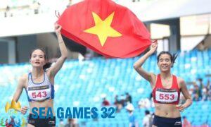 Thu Hà (trái) và Bùi Thị Ngân giành HC vàng và bạc nội dung chạy 800m nữ. Ảnh: Đông Huyền