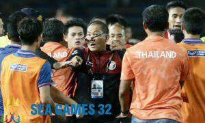 Ông Sumardji trong vụ hỗn chiến giữa Thái Lan và Indonesia ở chung kết SEA Games. Ảnh: Lâm Thỏa