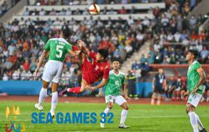 Văn Tùng (áo đỏ) trong trận Việt Nam thắng Indonesia 3-0 tại vòng bảng SEA Games 31 ngày 6/5/2022 trên sân Việt Trì, Phú Thọ. Ảnh: Giang Huy