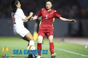Hoàng Thị Loan (số 5) trong trận thắng Philippines 2-1 ở bán kết SEA Games 31 tại Cẩm Phả, Quảng Ninh. Ảnh: Đức Đồng