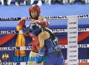 Bùi Yến Ly (đỏ) đánh áp đảo võ sĩ chủ nhà ở hạng dưới 57kg võ Khmer SEA Games 32. Ảnh: Hiếu Lương
