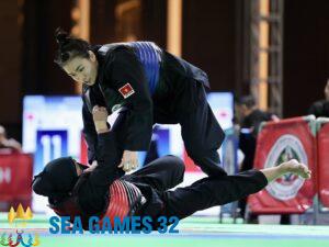 Hồng Ân thi đấu với võ sĩ Indonesia Safira Meilani tại SEA Games ngày 10/5. Ảnh: Lâm Thoả