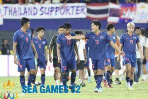 Cầu thủ Thái Lan trao đổi với nhau sau trận hòa Việt Nam ở lượt cuối bảng B SEA Games 32, tối 11/5. Ảnh: Lâm Thỏa
